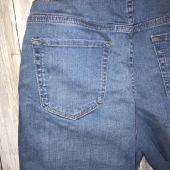 Ingrid & Isabel Maternity MIDI Shorts - Picture 6 of 8